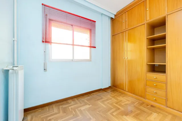 Piso amplio con 4 habitaciones y luminoso con terraza en zona tranquila y ajardinada. — 14