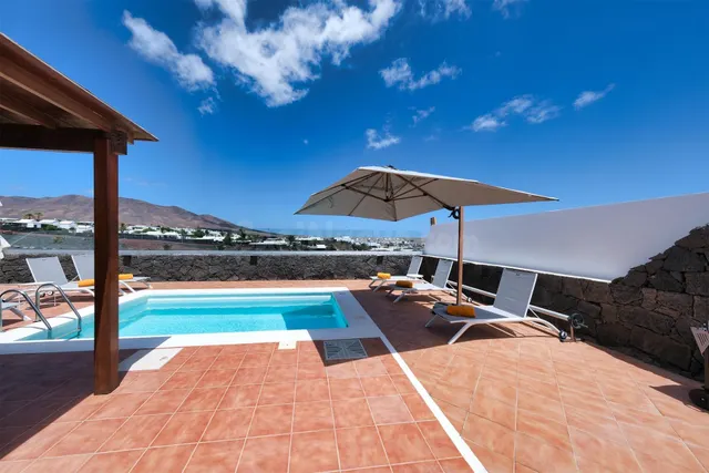 Villa con piscina y vistas despejadas a hacia el paisaje vol - foto 5