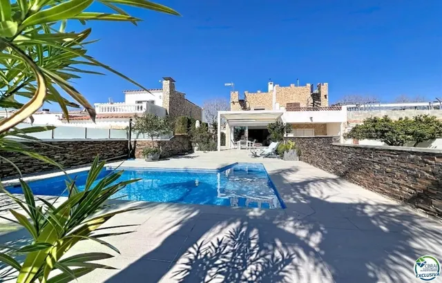 Casa renovada al sur, con piscina y acceso a un canal amplio