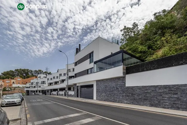 Estudio de reciente construcción con piscina, garaje y zonas comunes en Granada — 14