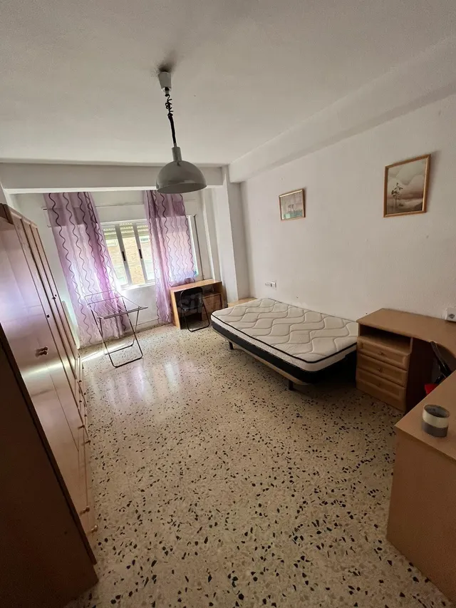 PISO AMPLIO DE 4 habitaciones EN CALLE DOCTOR AZPITARTE – ID - foto 2