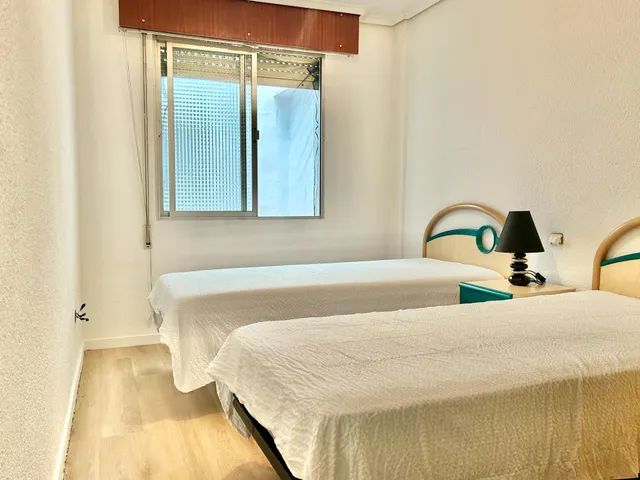 Amplio apartamento con vistas al Paseo, Frente al Club Náutico de Torrevieja — 10