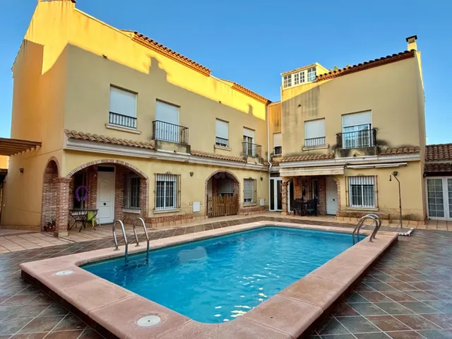 Bungalow con jardín privado, garaje y piscina comunitaria en - foto 2
