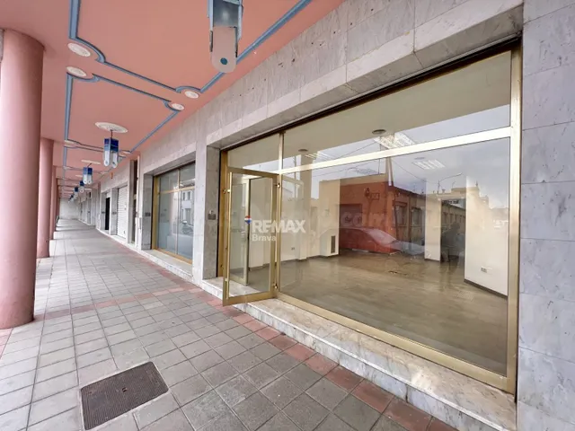 Local comercial de 200 m2 con excelente visibilidad en La Bi