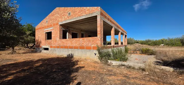 Finca rústica de 14.741 m2 con casa de campo por terminar, en un entorno tranquilo a 5 km del mar — 2
