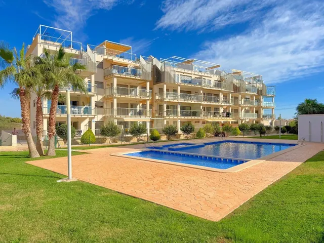 BAJO DE 3 DORMITORIOS CON GRAN TERRAZA Y PISCINAS COMUNITARI - foto 2