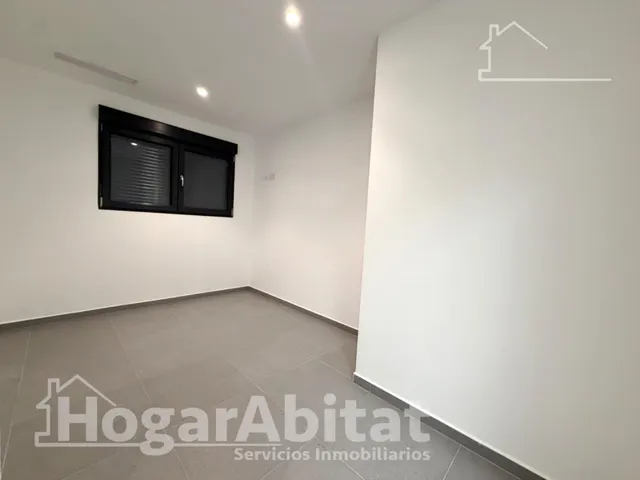 Estrena diseño y máxima eficiencia en esta moderna planta baja reformada con piscina y garaje — 17