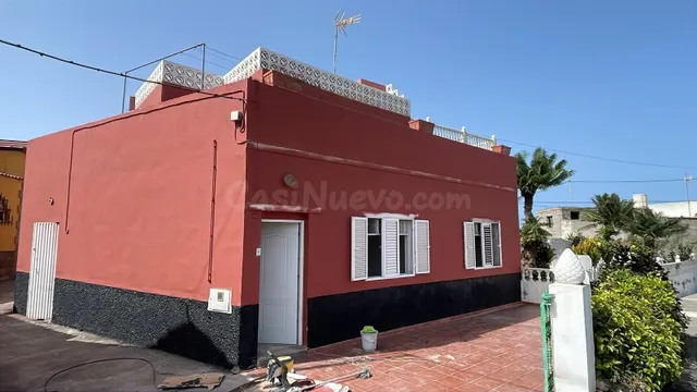 Casa terrera con garaje, jardín y vivienda superior independ