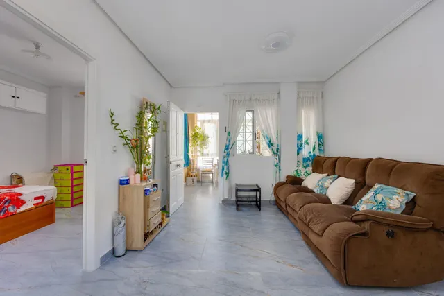 Bungalow planta alta reformado, en residencial con piscina comunitaria — 11