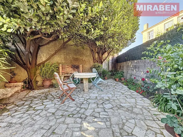 CASA EN VENTA EN RIANXO CON PATIO Y HORREO — 24
