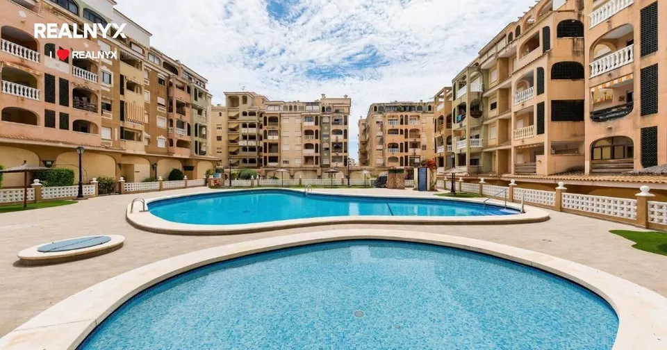 ¡Oferta Especial! Amplio apartamento con 3 dormitorios + gran terraza y vistas a la piscina comunitaria + Garaje incluido en el precio