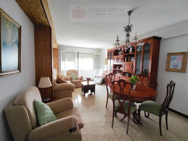 Amplia vivienda céntrica con ascensor, 4 dormitorios y gran 