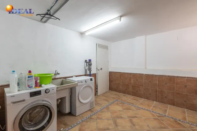 Casa independiente con piscina en La Zubia. — 35
