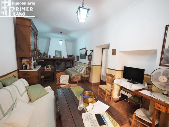 Se vende casa de 2 plantas, 6 dorm, 2 baños, garaje y patio  - foto 5