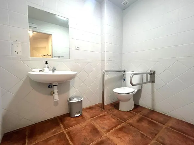 LOCAL COMERCIAL EN VENTA, AVDA. REINA VICTORIA EUGENIA — 16