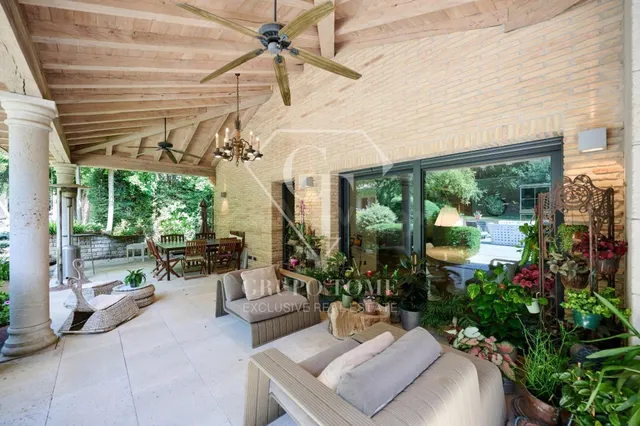 Espectacular villa en Iratxe con 2.150m2 de parcela y piscin