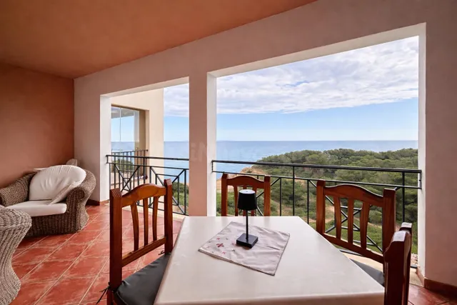 EXCLUSIVA PRIMERA LINEA DE MAR.- APARTAMENTO CON VISTAS INCR