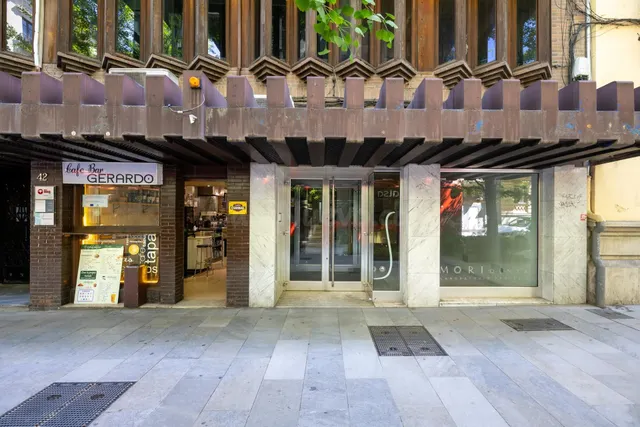 Local comercial con casi 1000 m2 en plena Gran via de Granad - foto 2