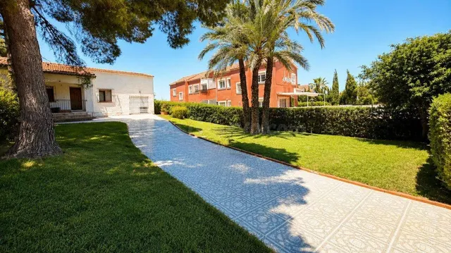 MAGNIFICO CHALET ADOSADO CON GRAN PARCELA, JARDIN Y PISCINA PRIVADA — 4
