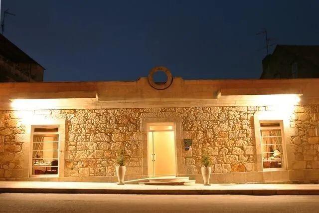 Local de hostelería y casa de dos viviendas en venta — 2
