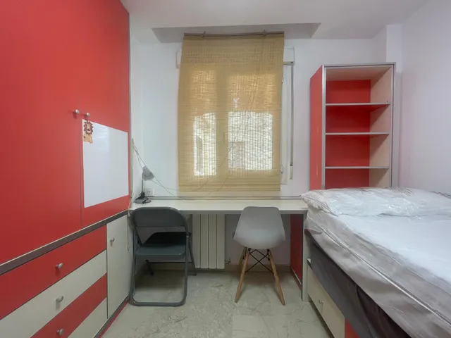 Amplia habitación  en Granada, Ideal para Estudiantes — 14