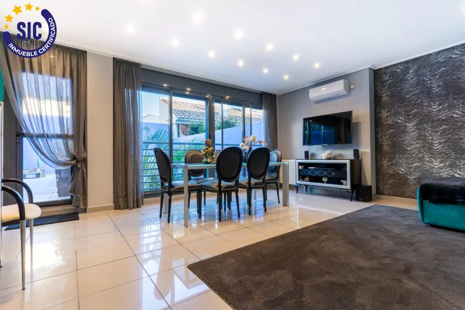 Exclusiva casa en calle Alacuás: espacio, diseño y máximo confort