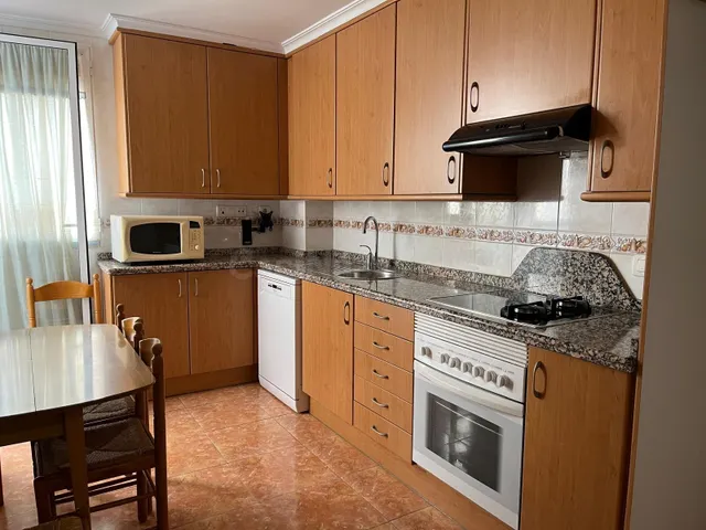 AMPLIO Y MODERNO PISO SEMINUEVO CON COCHERA Y TRASTERO / AMU - foto 2