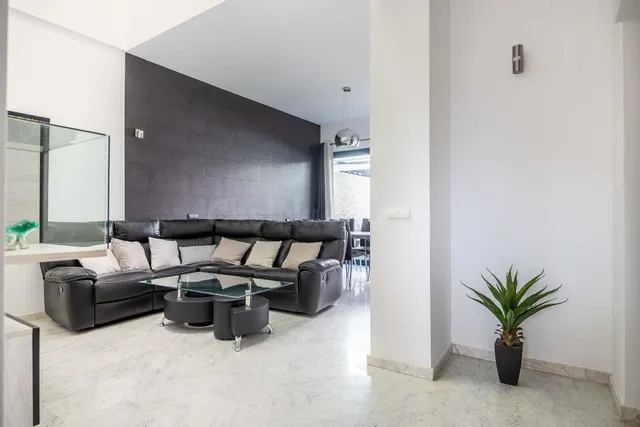 Chalet adosado de diseño en zona Av. de España - foto 4
