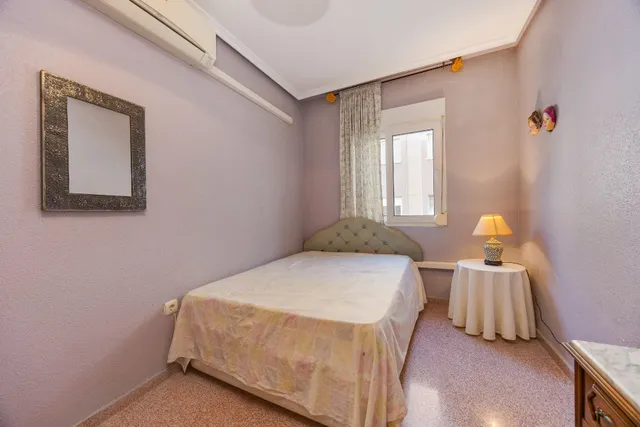 Amplio apartamento de 4 dormitorios en el corazón de Torrevieja — 22