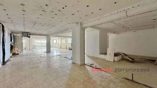 Amplio local comercial en zona Hispanidad – 359 m2, luminoso y con acceso para vehículos — 2