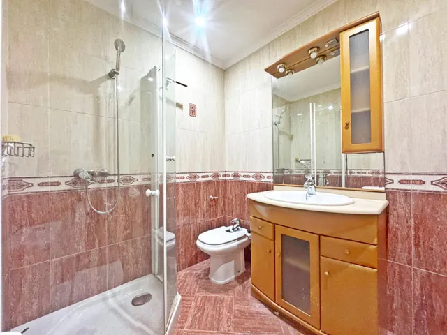 Amplio piso en esquina todo exterior con terraza y vistas al mar junto a Vialia y Avenida de Andalucía. — 34