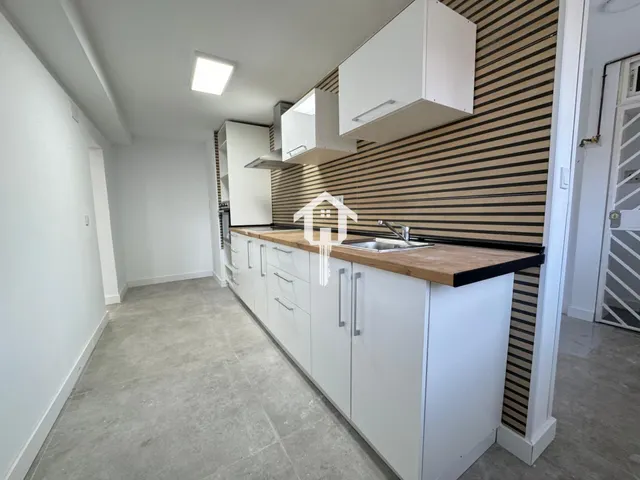 Inmoparadise les ofrece espectacular vivienda en venta en Alicante centro, el edificio los representantes . 120m2, 3 dormitorios, dos baños,reformada. — 34