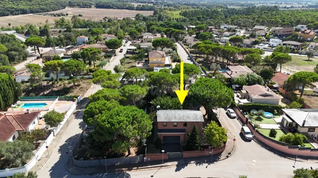 Casa de ladrillo artesanal con bodega de vino y techos de vi