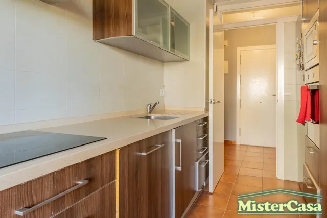 EXCLUSIVA. Piso zona sur VPO . 3 dormitorios , 2 baños , terraza . Plaza de garaje y trastero . — 12