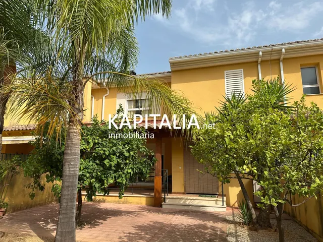 Espectacular casa VENTA en Novetlè con jardín privado, garaj