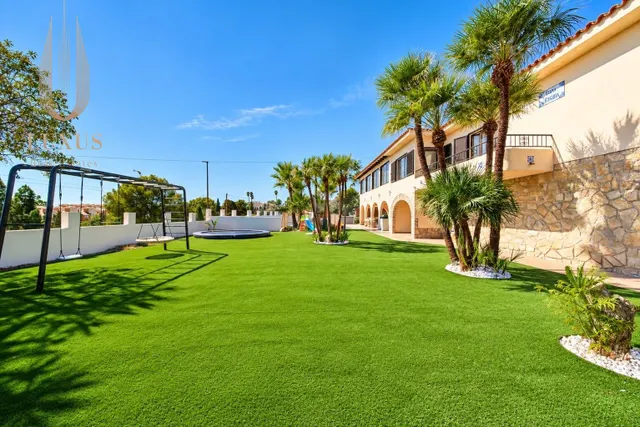 VILLA MEDITERRÁNEA CON GRAN PARCELA, PISCINA Y ESPACIO PARA TODA LA FAMILIA ☀️ — 50