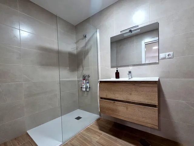 Piso a estrenar de 2 dormitorios con parking, luz y agua incluidas – 1.200 €/mes — 16