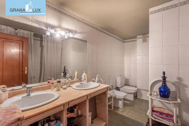 EXCLUSIVO PISO CON JARDÍN PRIVATIVO EN UNA DE LAS MEJORES URBANIZACIONES DE GRANADA — 33