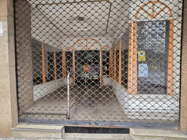 Amplio local comercial en zona de paso — 29