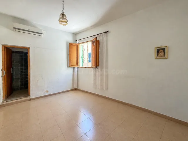 Encantadora Casa de Pueblo con Potencial y Espacios Exterior - foto 5