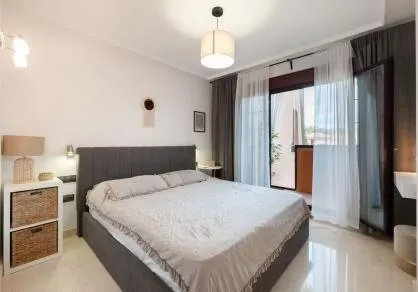 Apartamento en planta baja elevada con jardín privada, en La Mairena. — 10