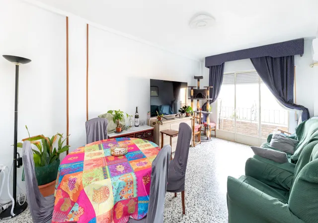 En Venta Piso de 4 dormitorios con ascensor, ideal para reformar a tu gusto. — 24