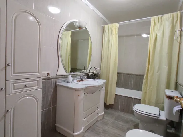 CASA EN UNA PLANTA !! Tres dormitorios, dos baños, patio, cochera. — 20