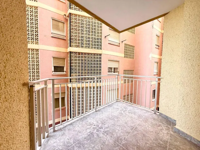Apartamento reformado de 2 dormitorios en primera línea de Playa del Cura con vistas laterales al mar — 16