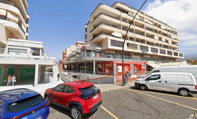 Amplia plaza de garaje cerrada para 2 coches en el Royal