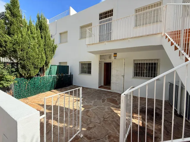 Piso de 3 dormitorios con vistas al mar y piscina — 24