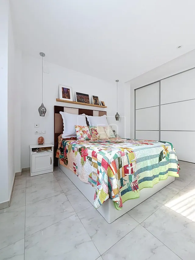 UNIFAMILIAR ADOSADO EN CALLE MAGALLANES, ZONA DE ZIDÍN, GRANADA. — 24