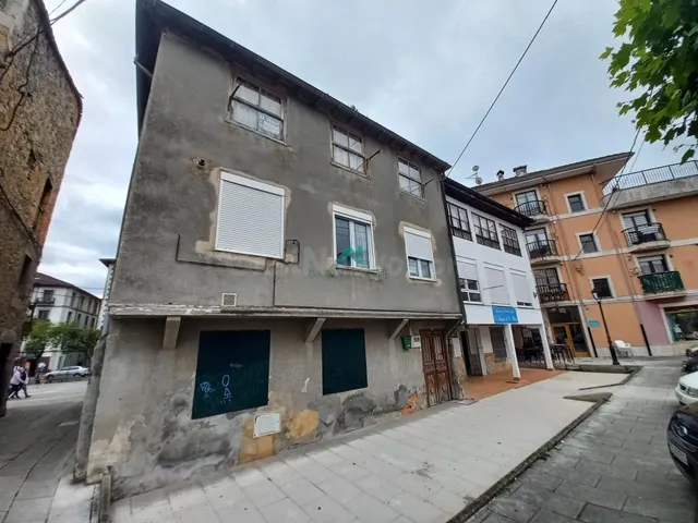 Se vende edificio en Ramales de la Victoria