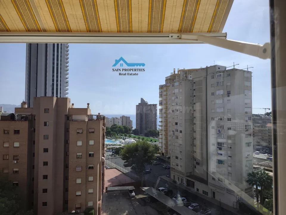 Luminoso piso con terraza y piscina cerca de Poniente.