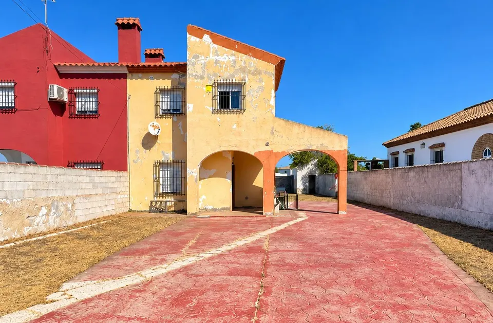 Chalet pareado urbano con piscina privada para reformar, Chiclana de la Frontera